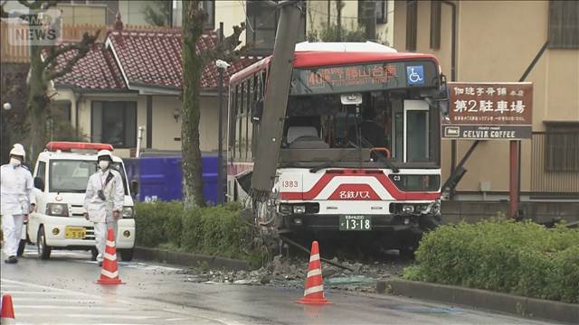 バスが電柱に衝突 歩道に乗り上げ　愛知・春日井市