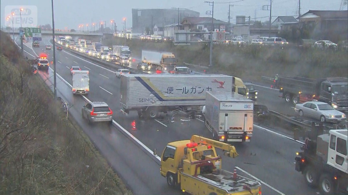 「飛んできたタイヤよけようと…」東北道上下線で8台絡む事故　5人軽傷