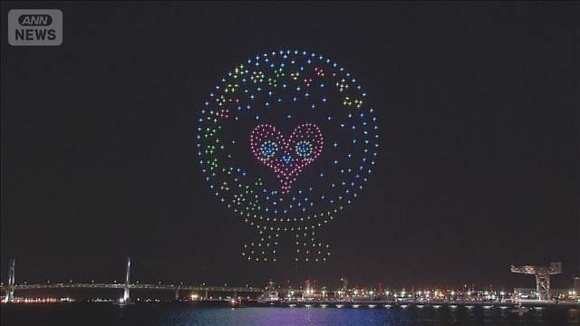 トゥンクトゥンクとミャクミャクが横浜の夜空で共演
