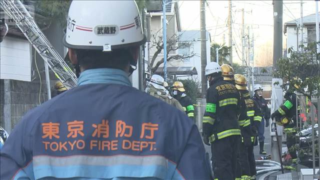 東京・杉並区で住宅3軒燃える火事　火元から女性の遺体