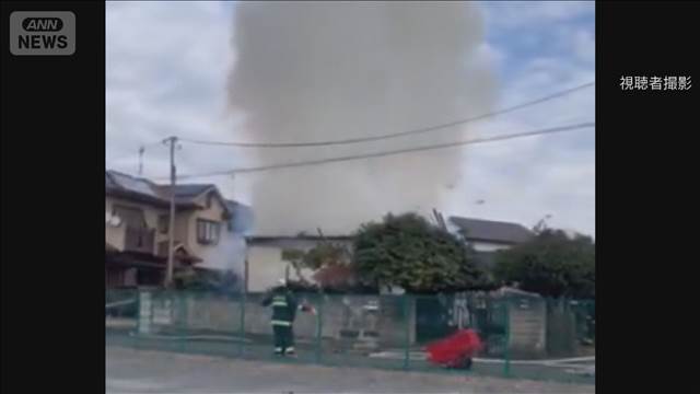 大量の煙…茨城・石岡市で住宅全焼　住人男性？顔にやけど