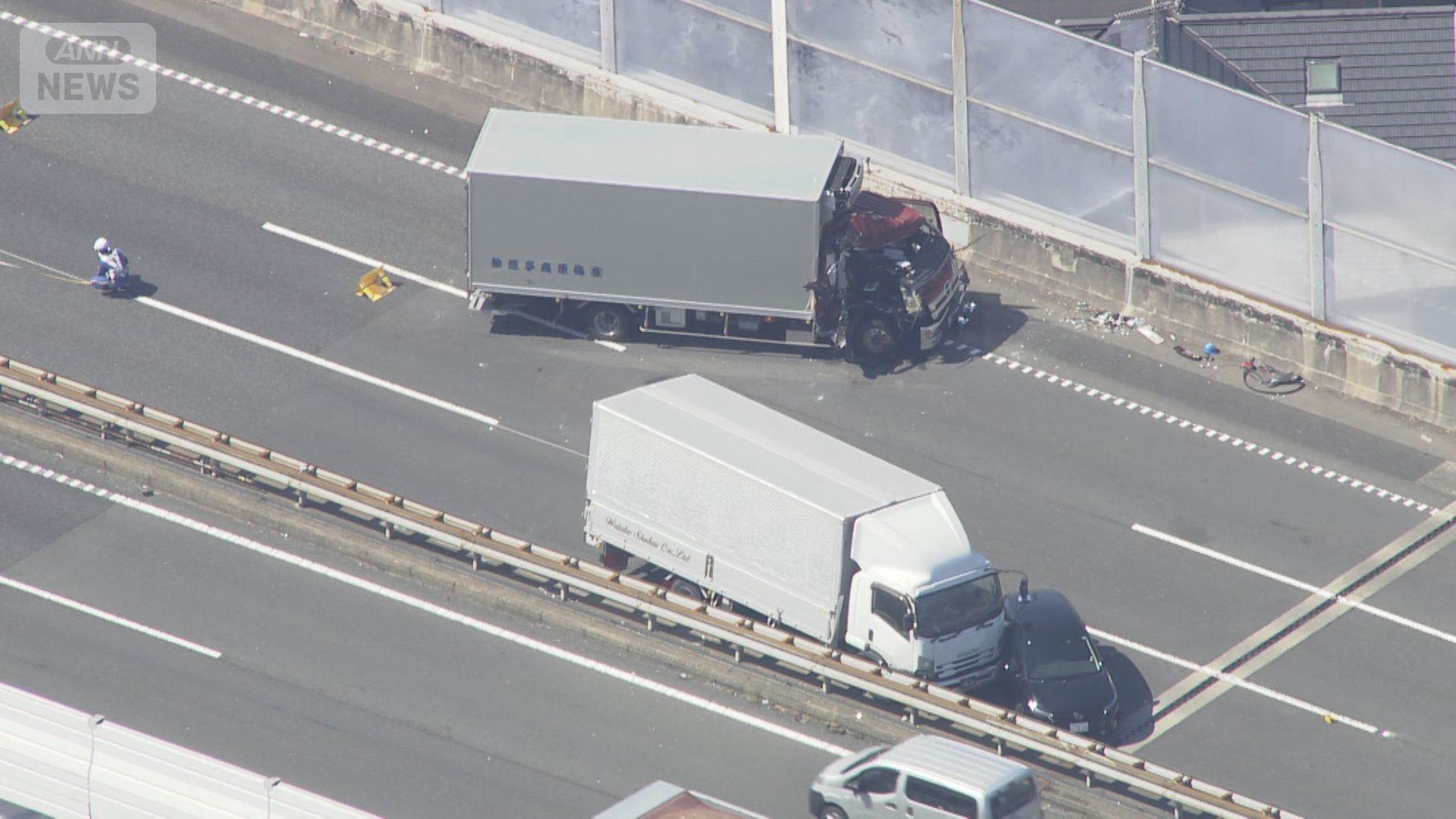 東名高速3台事故5人搬送 追突か