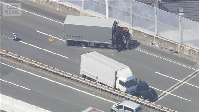 東名高速3台事故5人搬送　追突か