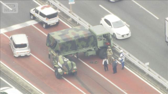 米軍車両が中央分離帯に突っ込む　東京・町田市