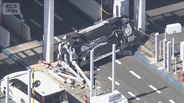 伊勢湾岸道の料金所に車が突っ込み横転　運転手は命に別状なし　