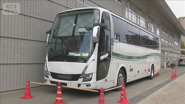 空港ターミナル前で観光バスにはねられ男性重傷　乗客にけがなし