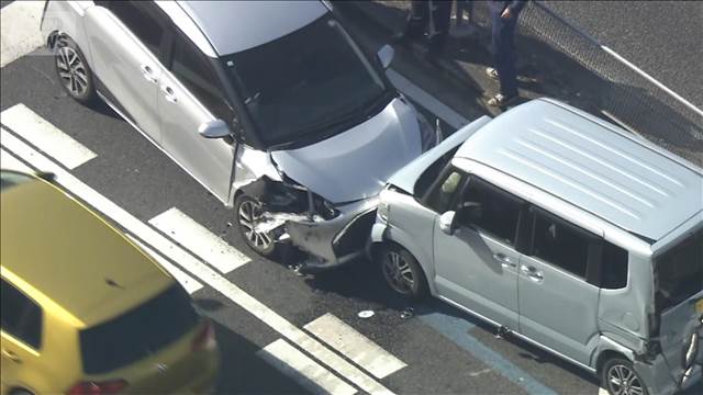 車2台が正面衝突 2人搬送　反対車線に誤って進入か　愛知・長久手市