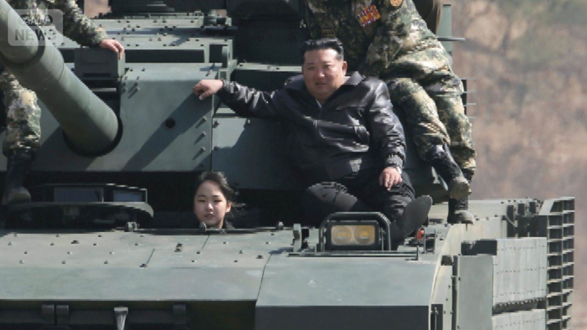 金総書記　娘と一緒に新型戦車に搭乗　攻撃演習を視察