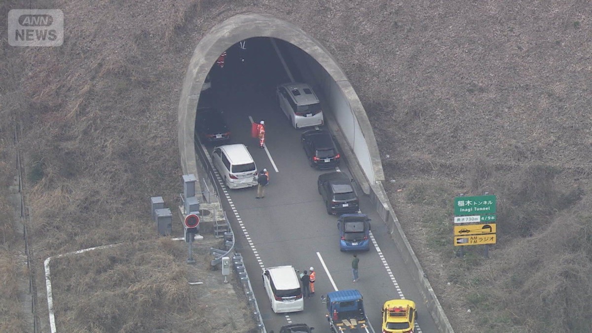 新東名12台絡む事故　男女4人けが　愛知・新城市