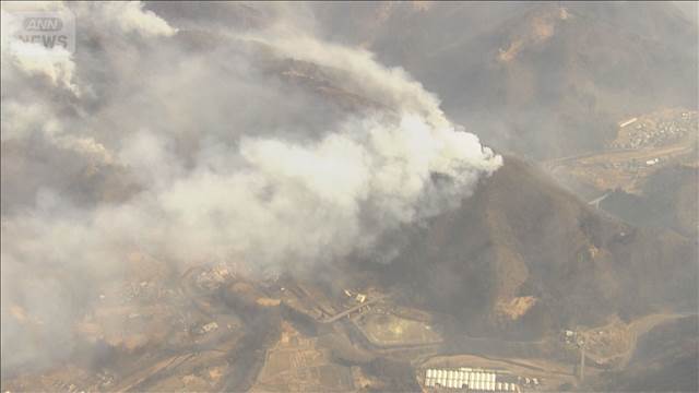 群馬・上野村の山火事　ヘリ3機と消防隊ら79人での消火活動続く