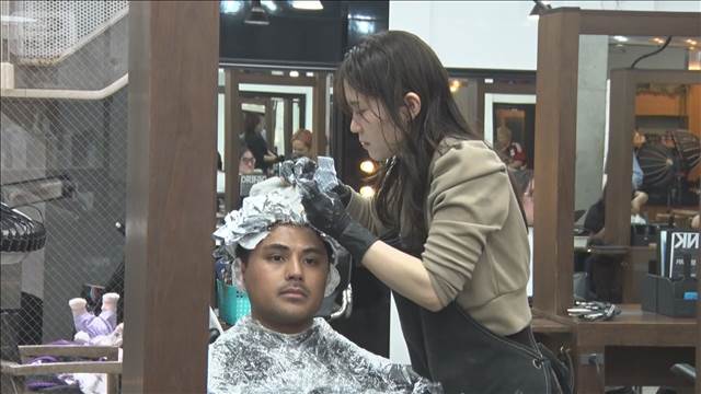 訪日外国人が美容室に殺到　確かな技術と割安が魅力　インバウンド需要は急拡大