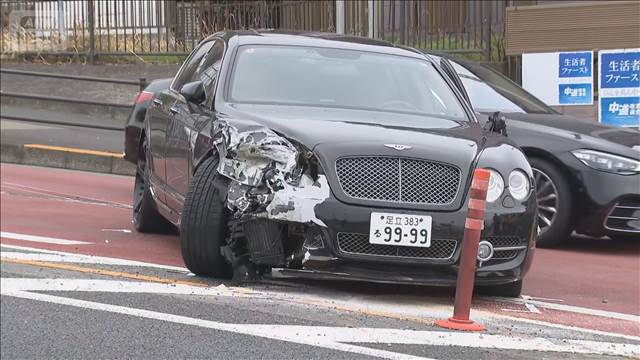 7台の玉突き事故　2人けが　高級車を運転の男は逃走中