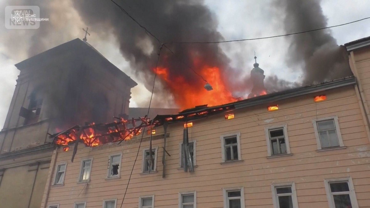 ウクライナに最大規模のドローン攻撃　3人死亡　世界遺産も被害　40人以上けが