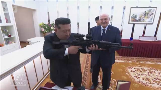 ベラルーシが北朝鮮と友好協力条約締結　ライフル銃の贈り物に金総書記も満足