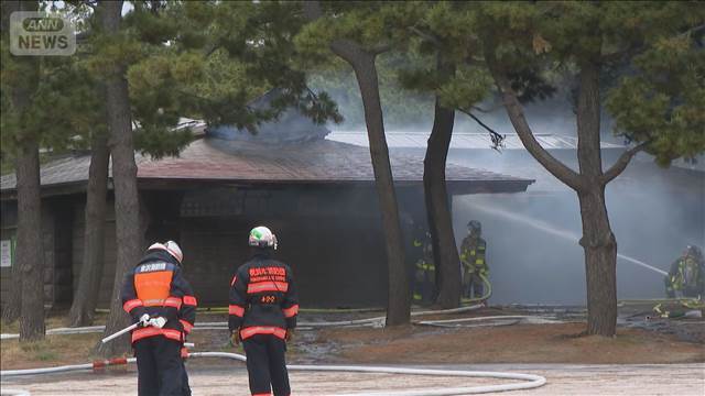 横浜市金沢区の「海の公園」公衆トイレで火事　近くのシーサイドラインは通常運行