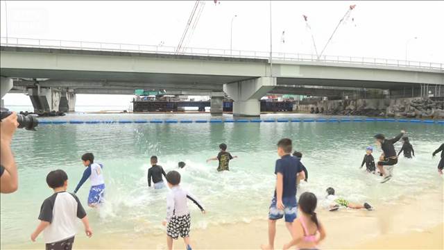 沖縄で一足早い海開き　子どもたちが元気に初泳ぎ　那覇市