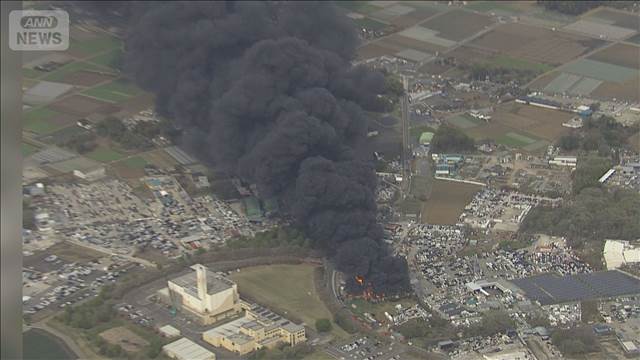 火事で大量の黒煙　6時間超燃え続け　茨城・坂東市