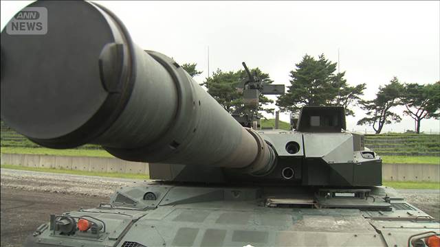 動画：【10式戦車】旋回走行で実弾射撃　車上視点映像も（2013年富士総合火力演習）