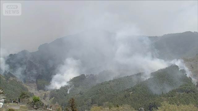 消火活動　援助隊1000人規模へ　岩手・大槌町の山火事4日目