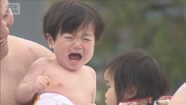 子どもの健やかな成長を願う「泣き相撲」　市川團十郎さんも家族で参加　東京・浅草寺