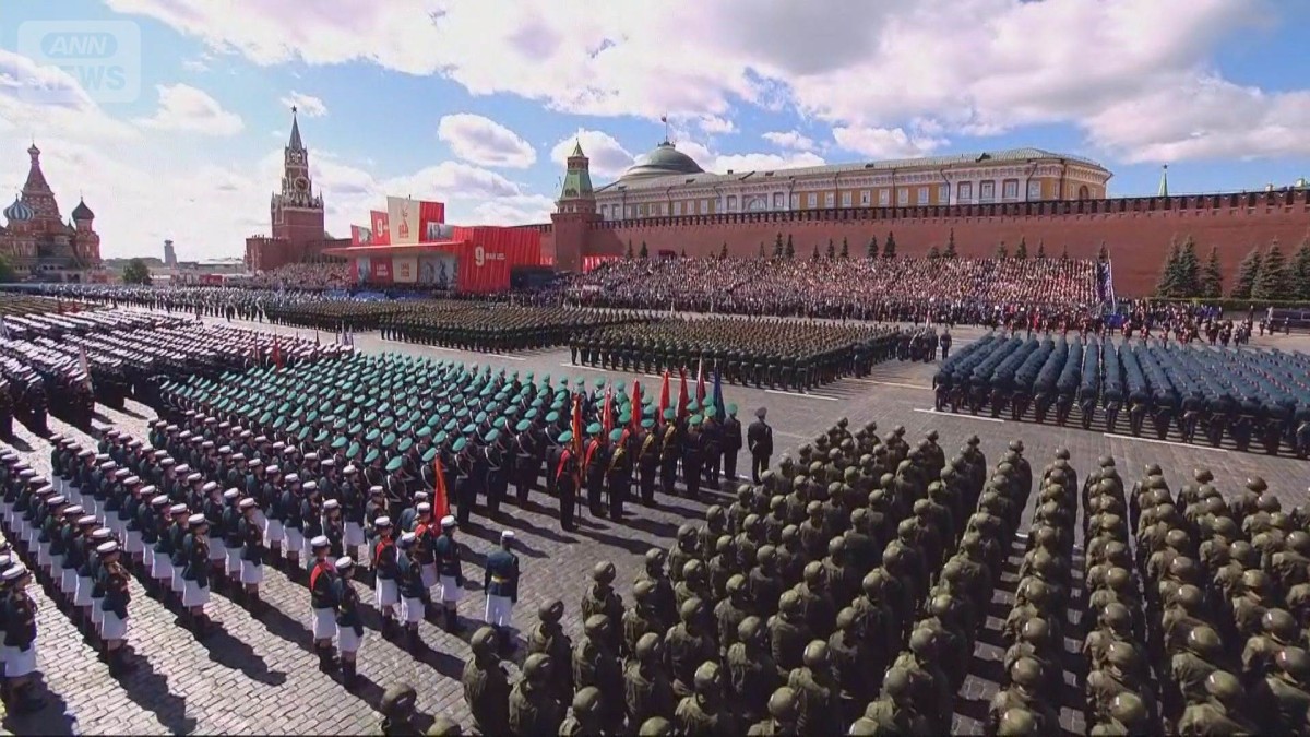 恒例のロシア軍事パレード　今年は戦車などの軍事装備は行進せず兵士のみに