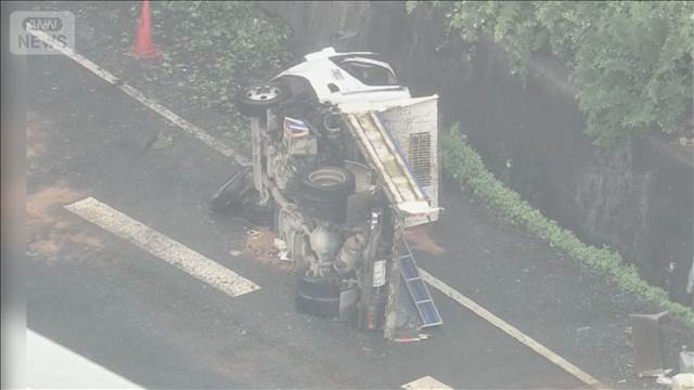 トラックが国道に落下　55歳男性重傷　名古屋市