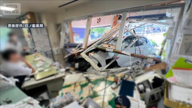 薬局に車突っ込み3人搬送　高齢男性が運転　北九州市