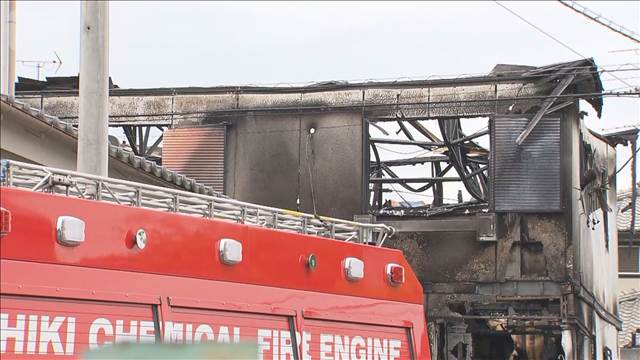 埼玉・東松山市で住宅2軒全焼　1人死亡1人けが　周辺3軒の一部も焼損