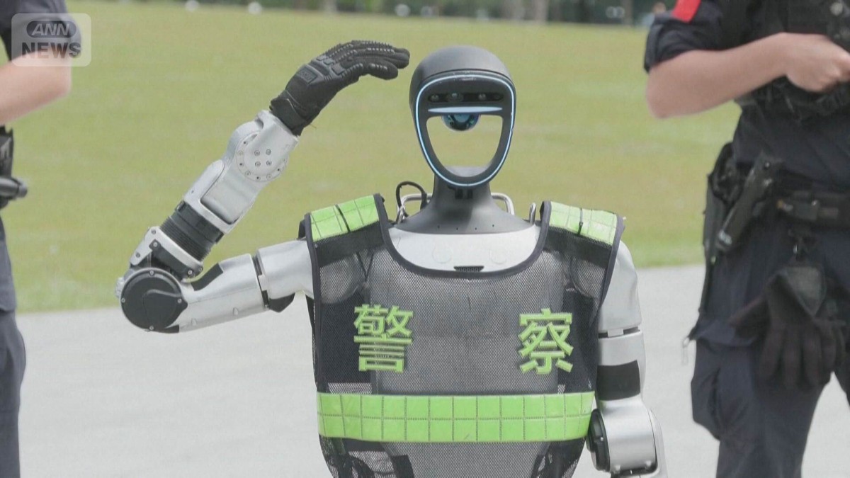 中国“ロボット警察”導入　交通整理や観光客へ道案内も