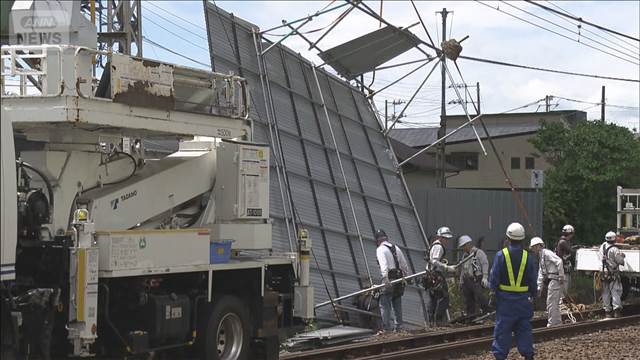 強風で交通への影響相次ぐ　小田急線の架線に鉄板飛来