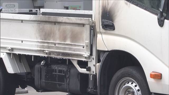 ガソリンスタンドでトラックが炎上　給油機も燃える　運転手がやけど　静電気が原因か