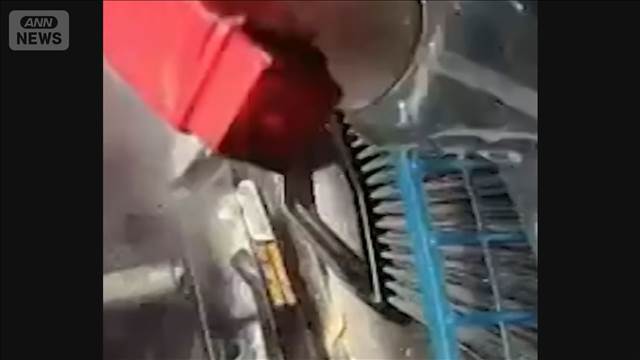 旅客機と接触した街灯がはずみでトラックと衝突　運転手がけが　旅客機は無事着陸