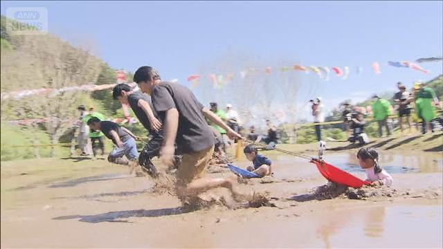こどもの日　親子で奮闘「どろんこレース」　山梨・北杜市