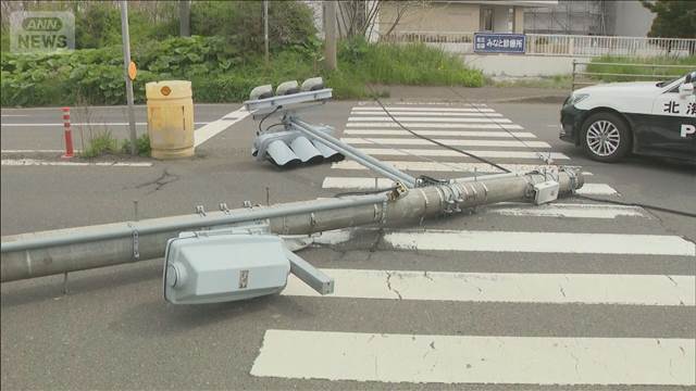 軽自動車が信号の柱に衝突　80代女性が病院に搬送　北海道室蘭市