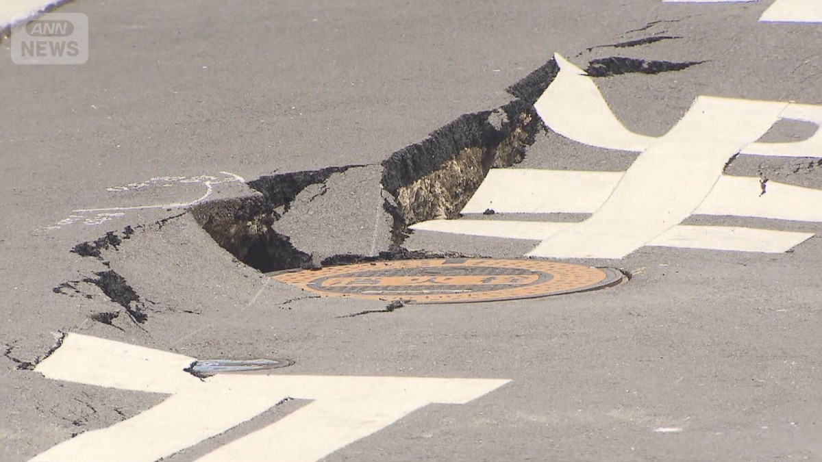 横浜駅近くで道路陥没　周辺は交通規制、避難呼びかけも　工事現場の土留めが原因か