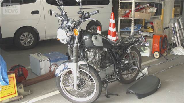 “Uターン”車に衝突か　バイクの高校生が重体