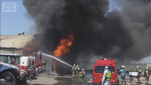 大量の黒煙に炎　「爆発し1階から出火」北海道江別市の倉庫で火災