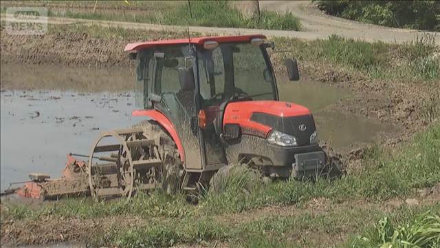 トラクターに巻き込まれ　45歳女性死亡　田んぼで発見