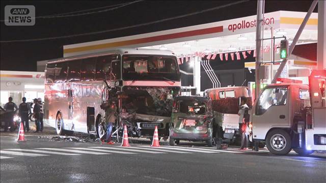 大型バスなど5台が絡む事故　5人がけが　大阪・四條畷市