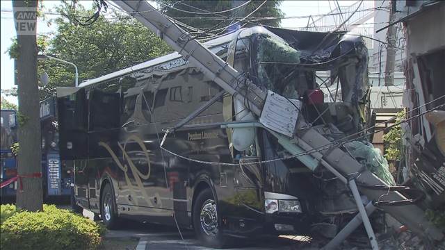 【速報】観光バスが歩道に突っ込み電柱なぎ倒す 運転手の男性けが　東京・江戸川区