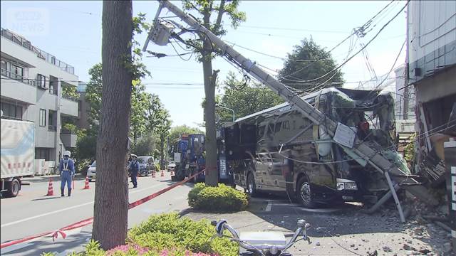 観光バスが歩道に突っ込む　電柱倒れ停電も　運転手けが　東京・江戸川区