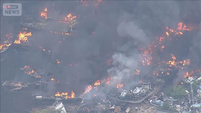 広島・呉市で廃船や廃材が燃える火事 消火活動続く