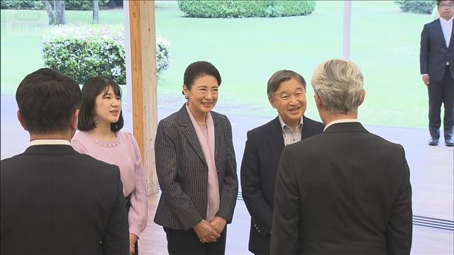 天皇ご一家が御料牧場で静養中に動物との触れ合い楽しまれる
