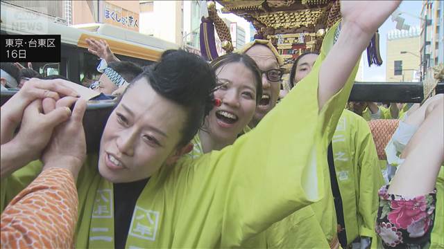 100基の神輿が町に繰り出す！　東京・浅草の初夏の風物詩「三社祭」2日目