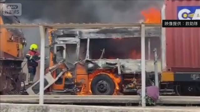 踏切内でバスと列車が衝突・炎上　8人死亡 30人超けが　タイ・バンコク