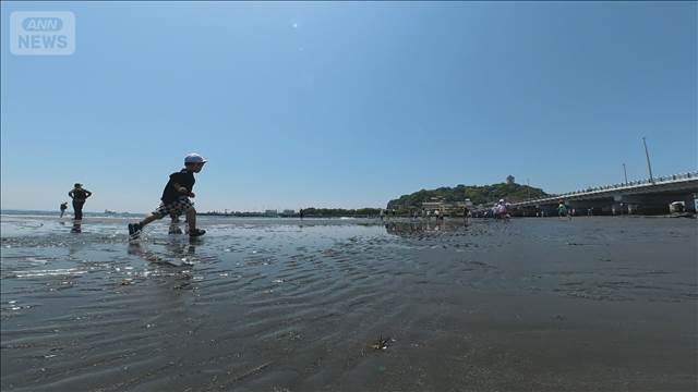江の島のトンボロ現象　海の中から道が出現　日本のモンサンミッシェルに