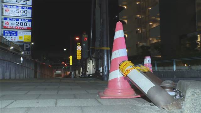 乗用車がトラックと衝突し歩道に突っ込む　自転車の母子が重傷　群馬・高崎市