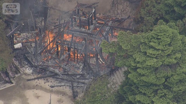世界遺産の広島・宮島の山頂付近で火事　「消えずの火」の霊火堂が全焼　消火続く　
