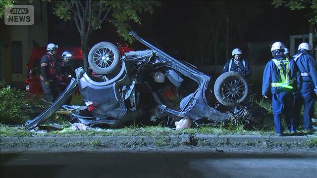 中央分離帯に乗り上げ乗用車が横転…木に衝突　2人死亡、1人重傷　北海道 苫小牧