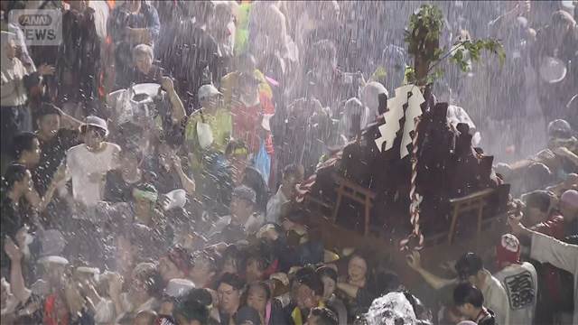 神輿に降り注ぐ60トンの湯 豪快！湯河原「湯かけまつり」